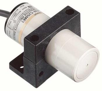 Cảm biến điện dung OMRON E2K-C25ME1 2M