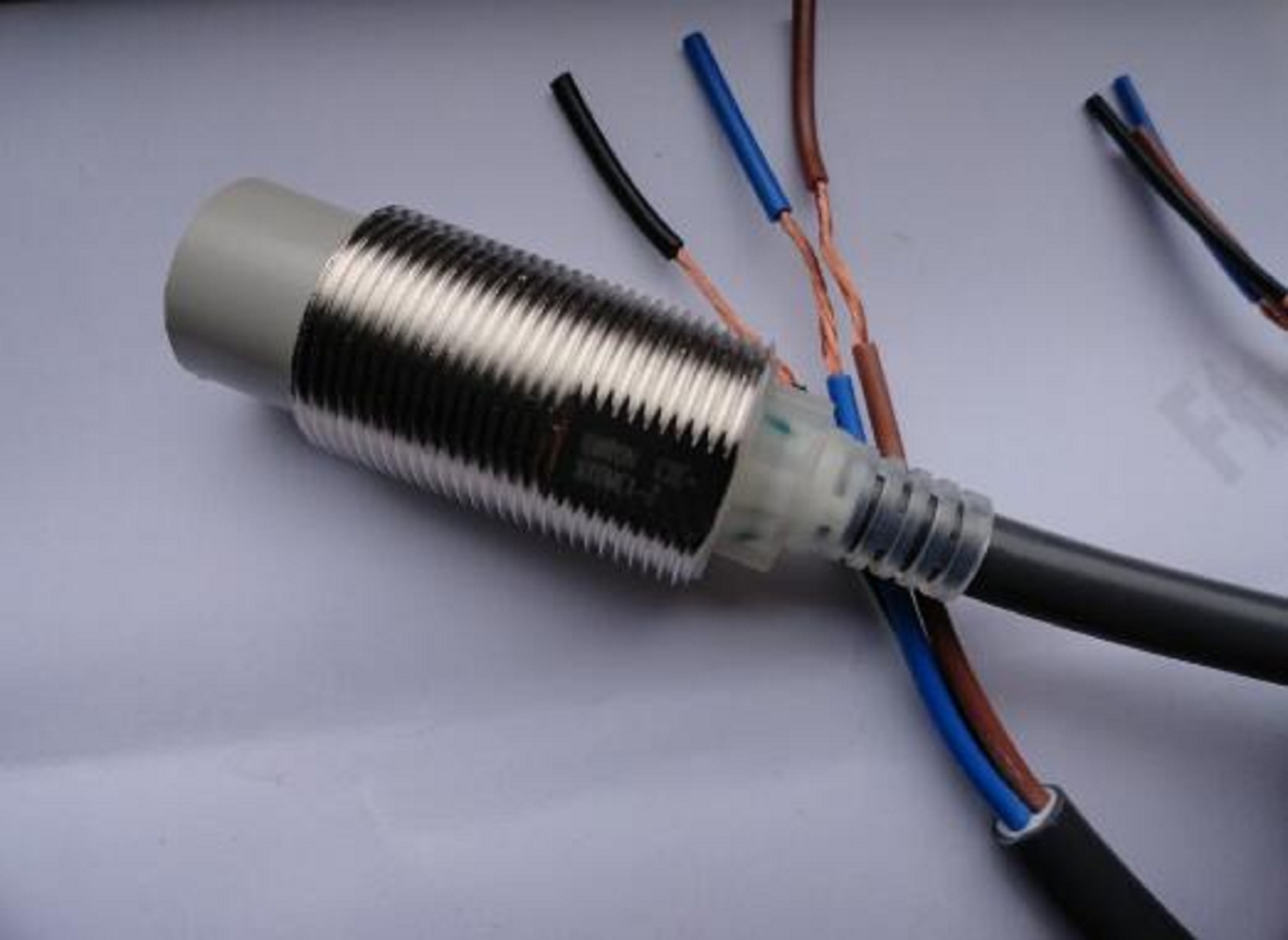 Cảm biến tiệm cận Omron E2E-X10MF1-Z 2M