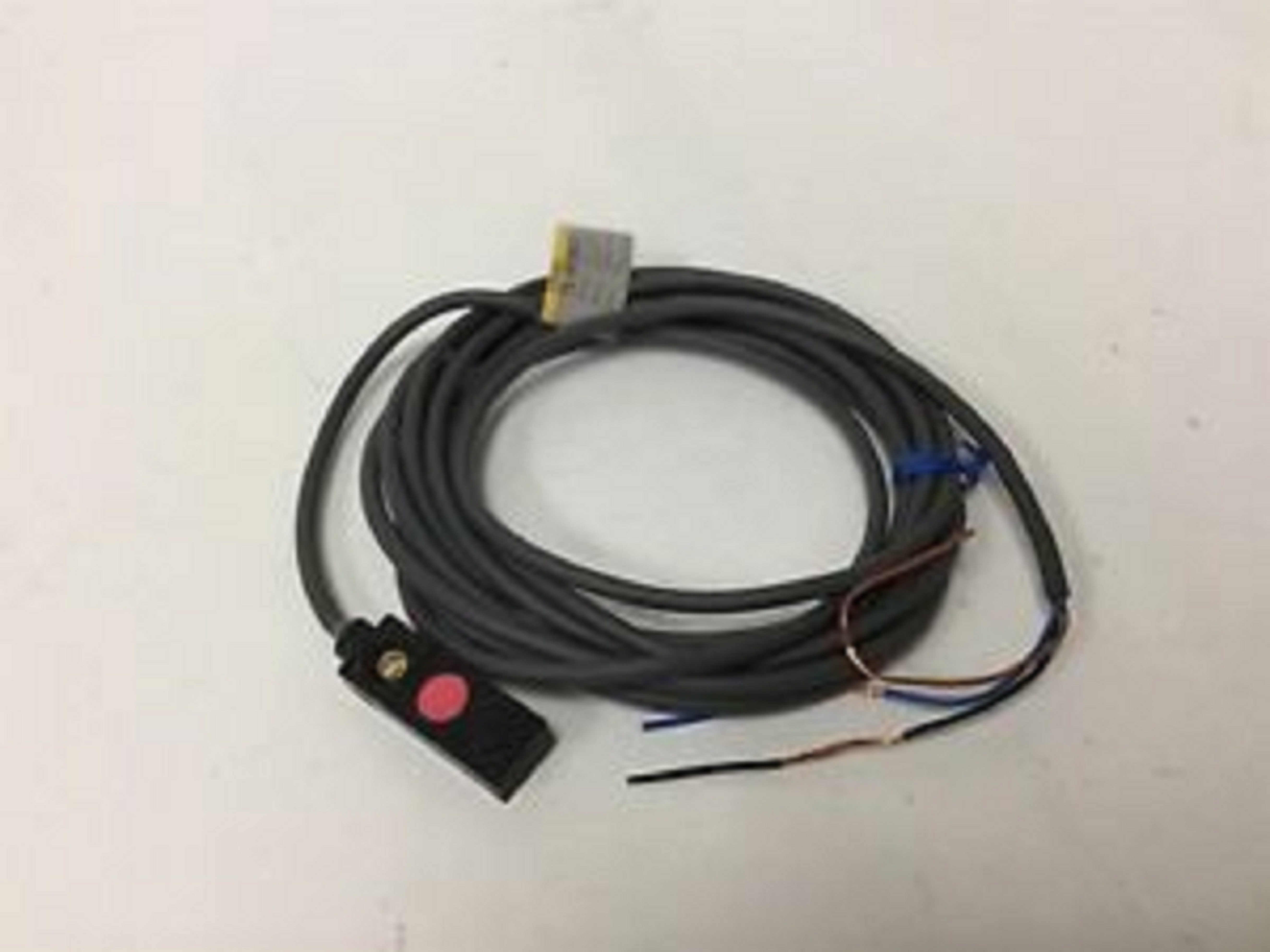Cảm biến tiệm cận Omron TL-W3MC2