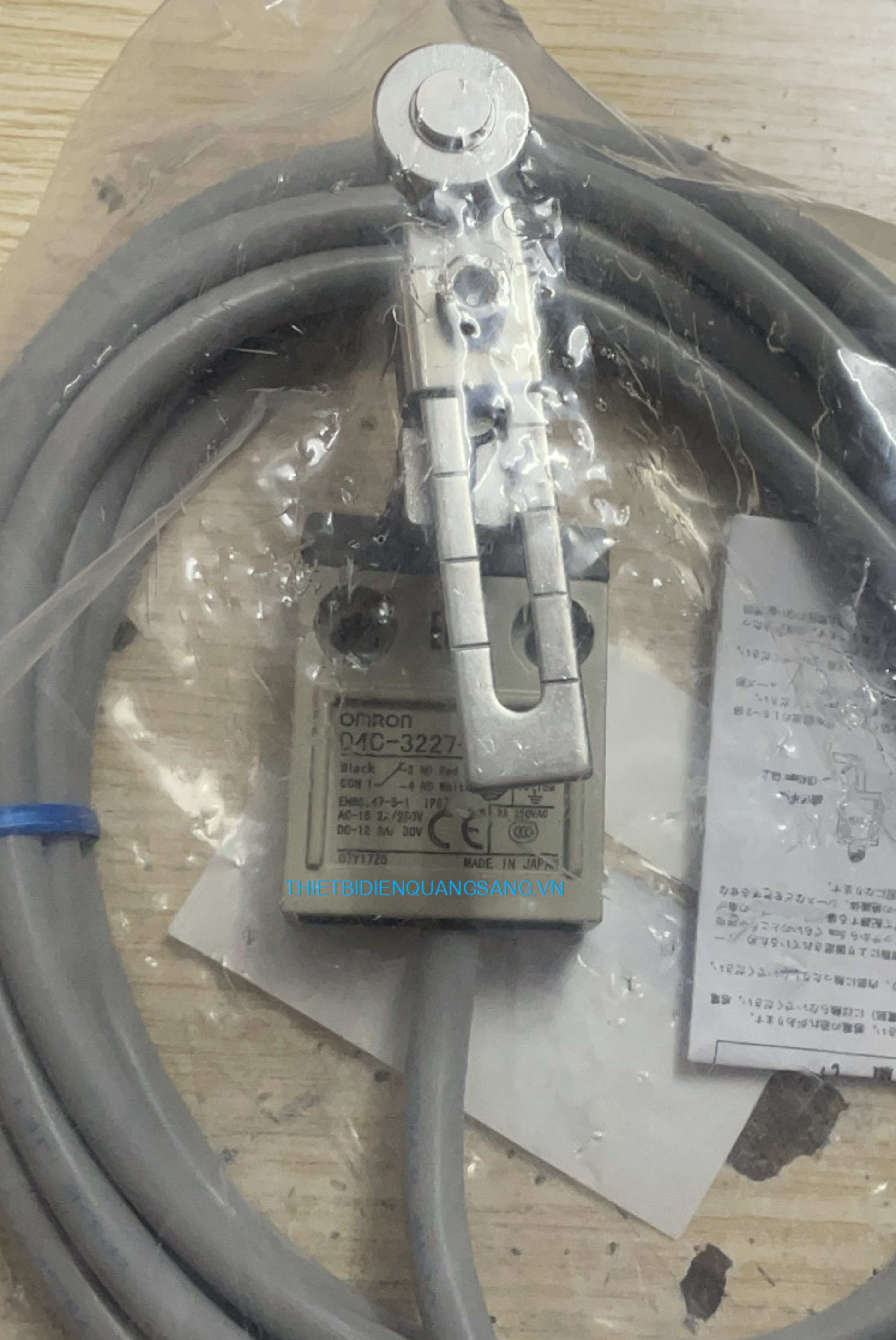 CÔNG TẮC HÀNH TRÌNH OMRON D4C-3227-P